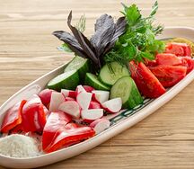 Тарелка свежих овощей с фруктовой солью