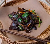 Салат с древесными грибами