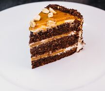 Кусок торта Сникерс