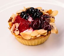 Корзиночка из песочного теста с творожной начинкой и ягодами