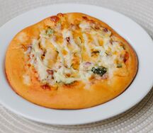 Пицца с колбасой