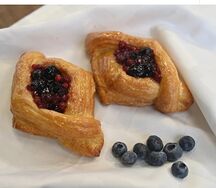 Дениш с брусникой и смородиной