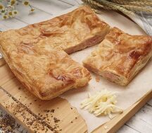 Слойка с ветчиной и сыром