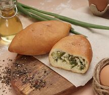 Пирожок с зеленым луком и яйцом