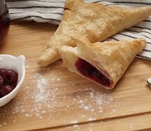 Слойка с вишней