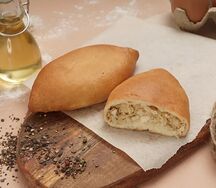 Пирожок с капустой и яйцом