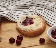 Шаньга с вишней и творогом