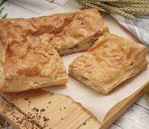 Пирог слоеный с курицей и картофелем (1 кг)