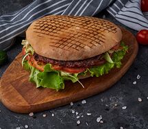 Плескавица в пите