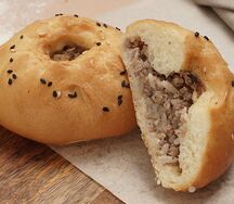 Пончик с мясом и рисом