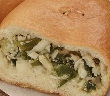 Пирожок с зеленым луком и яйцом