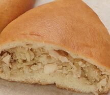 Пирожок с капустой и яйцом