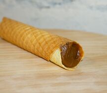 Вафельная трубочка с вареной сгущенкой