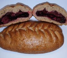 Пирожок ржаной с вишней