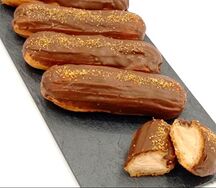 Эклер Соленая карамель с ореховой пастой