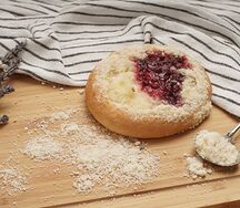 Шаньга с брусникой и творогом