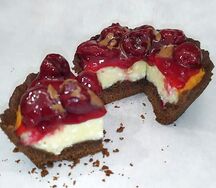 Песочный шоколадный кекс с творожно-вишневой начинкой