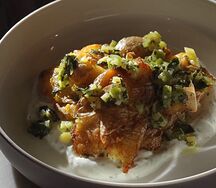 Мятый хрустящий картофель с йогуртом и чимичурри