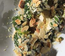 Брокколи на гриле с гремолатой, тхиной и миндалем