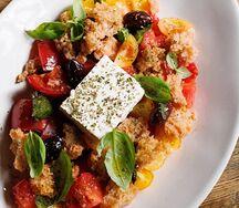  Панцанелла с томатами, оливками каламата и греческим сыром