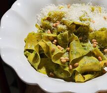 Папарделле с зелёным песто, пармезаном и кедровыми орехами