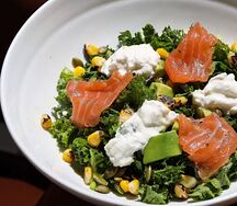 Кале с форелью и авокадо