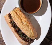 Дип-сэндвич с телятиной и луковым конфитюром 