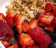 Гранола со свежими ягодами