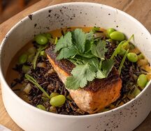 Стейк из мурманской форели с желтым карри и диким рисом