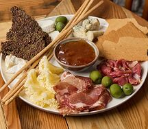 Тарелка к вину