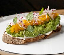 Бутерброд с мятым авокадо