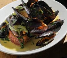 Мидии в белом вине на хлебном тосте