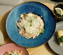 Салат Цезарь с куриной грудкой