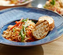 Удон с курицей в соусе хойсин