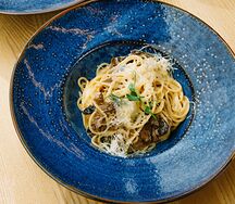 Спагетти с курицей и грибами