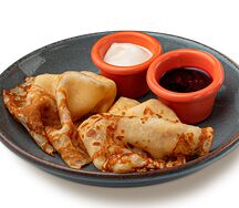 Блины с ягодным вареньем и сметаной