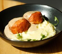 Крабовые котлетки с соусом Черный перец