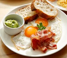 Глазунья с беконом