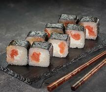 Ролл с лососем и сливочным сыром