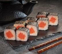 Ролл с лососем