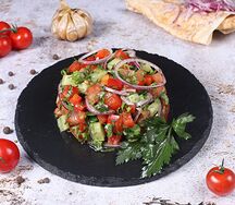 Салат из свежих овощей с зеленью