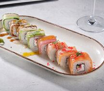 Фирменный радужный мега-ролл