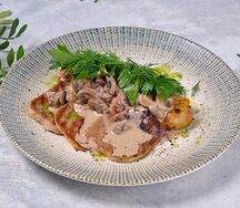 Язык с грибным соусом и молодым картофелем