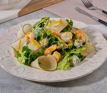 Салат с грушей, креветками и сыром дорблю