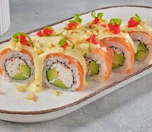 Ролл с лососем и снежным крабом