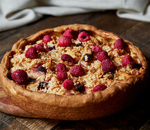 Пирог с яблоками и миндальным кремом