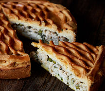 Русский пирог со сливочной курицей, грибами и рисом