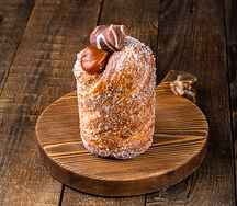 Краффин со сливочным кремом и соленой карамелью