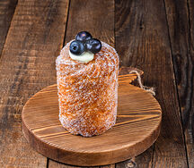 Краффин со сливочным кремом и компоте из черной смородины