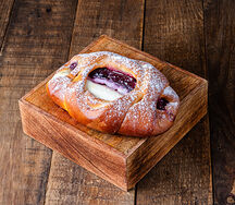 Ватрушка с творогом и ягодным конфитюром